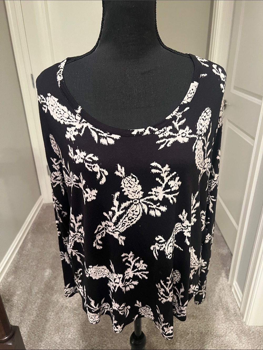Old Navy Black and White Floral Scoop Neck Long-Sleeve Top Size Medium